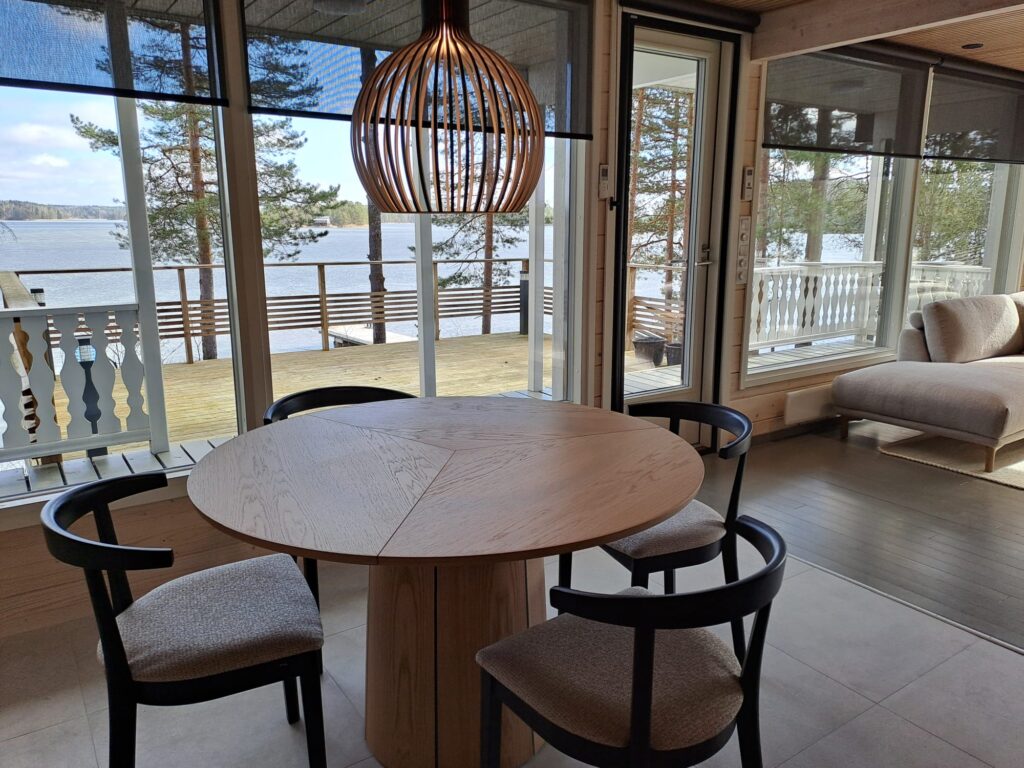 Ruokailutila järvinäkymällä